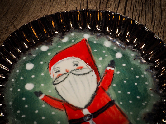 An original Christmas Holiday cake dinner dessert plate round glazed ceramic dinnerware handmade by Idania Salcido, the artist behind Danita Art. Glazed carved sgraffito stoneware, hand painted and decorated, it is illustrated by hand with snowmen, Christmas trees, Santa Claus, angels and snowballs and winter themes.