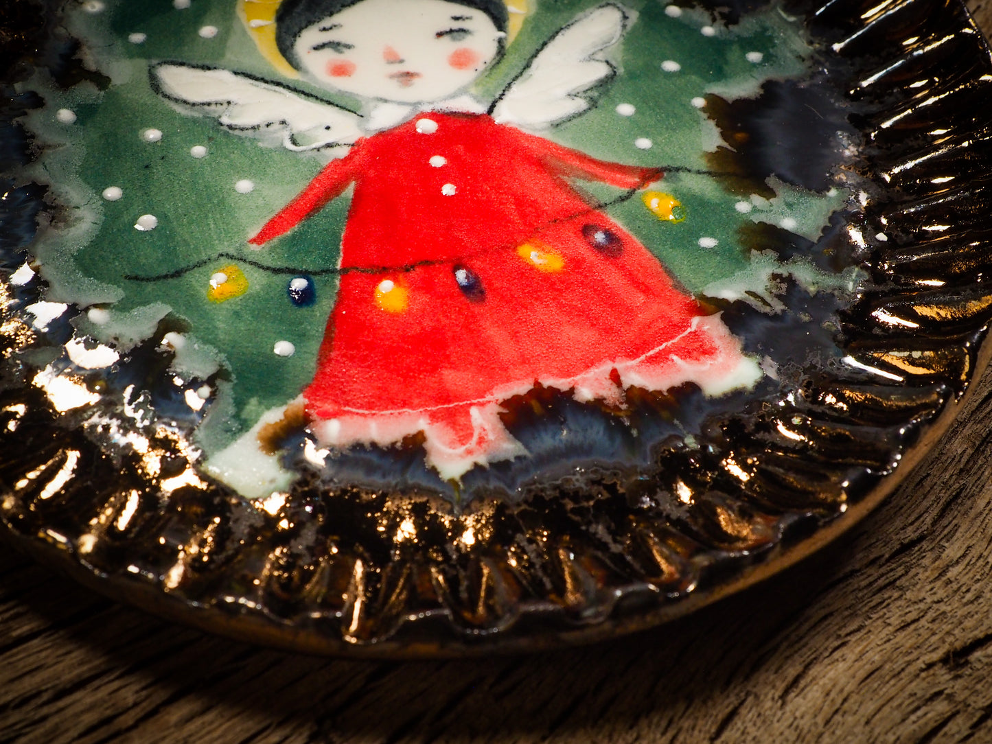 An original Christmas Holiday cake dinner dessert plate round glazed ceramic dinnerware handmade by Idania Salcido, the artist behind Danita Art. Glazed carved sgraffito stoneware, hand painted and decorated, it is illustrated by hand with snowmen, Christmas trees, Santa Claus, angels and snowballs and winter themes.