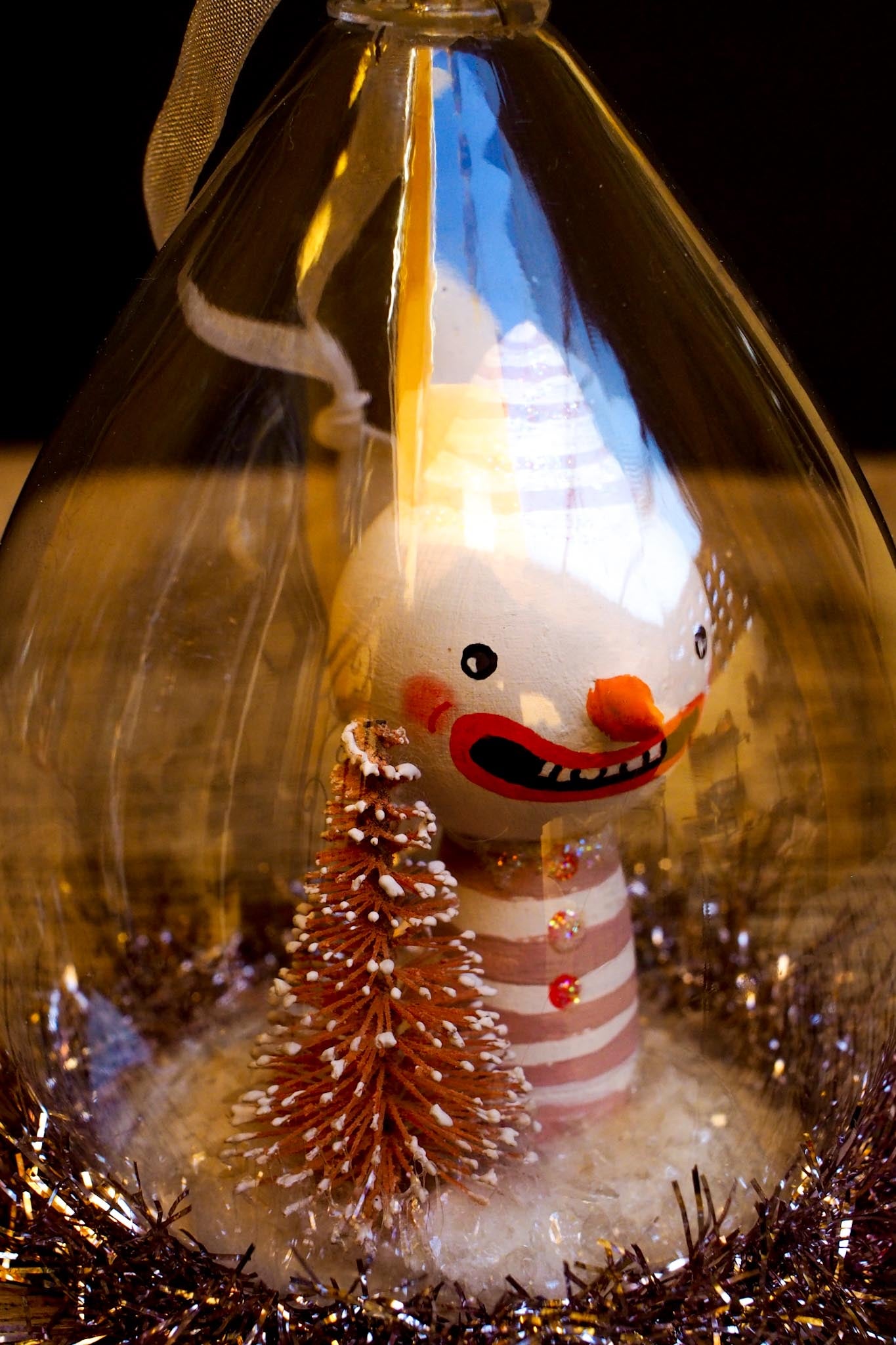 An original handmade christmas tree ornament by Idania Salcido. A clear domed diorama with a holiday scene with Santa Claus elves, Christmas Trees, Elves, Gifts and magical glitter deer. Perfect to decorate your Christmas Tree, your mantelpiece or to be used as accents on a dinner table.