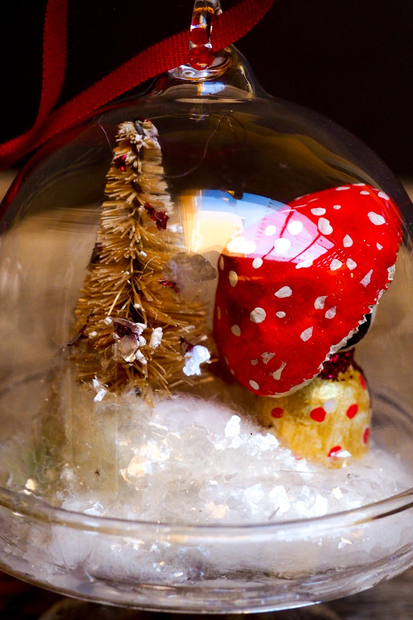 An original handmade christmas tree ornament by Idania Salcido. A clear domed diorama with a holiday scene with Santa Claus elves, Christmas Trees, Elves, Gifts and magical glitter deer. Perfect to decorate your Christmas Tree, your mantelpiece or to be used as accents on a dinner table.