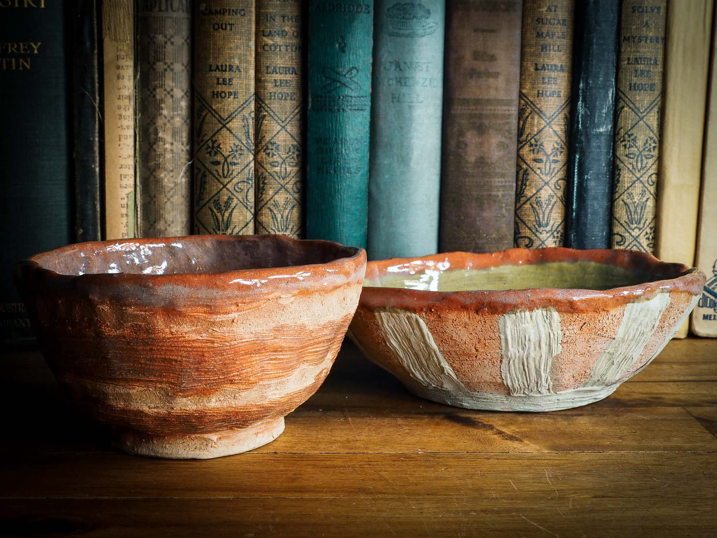 An original Idania Salcido Danita Art pinched ceramic white cat pet food bowl. Handmade from locally foraged clay, this glazed ceramics one of a kind artwork is perfect for any kitchen plate and bowls unique collection.