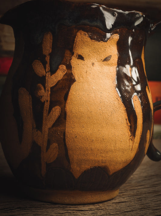 An original glazed ceramic jar by Idania Salcido, the artist behind Danita Art. It measures 4.5 x 4.5 x 4.5 Inches, totally handmade in my studio. Food and drink safe, hand wash only. Another piece inspired by my lovely cats, and how they love to sit and guard my kitchen as prepare food. They look like they are protecting the most important thing in the world, and they actually are. They are protecting family.