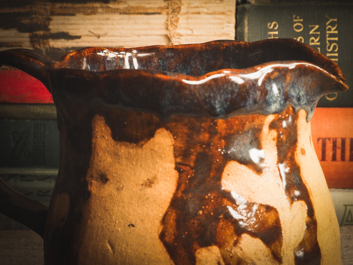 An original glazed ceramic jar by Idania Salcido, the artist behind Danita Art. It measures 4.5 x 4.5 x 4.5 Inches, totally handmade in my studio. Food and drink safe, hand wash only. Another piece inspired by my lovely cats, and how they love to sit and guard my kitchen as prepare food. They look like they are protecting the most important thing in the world, and they actually are. They are protecting family.