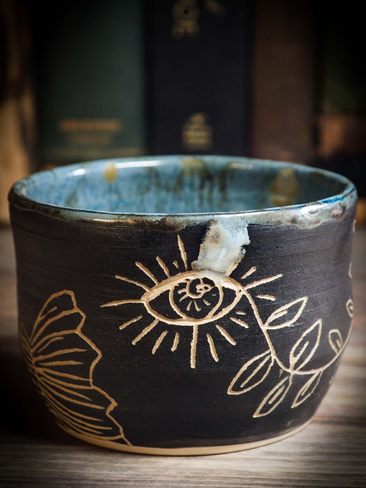 THE HAND THAT GROWS EYES