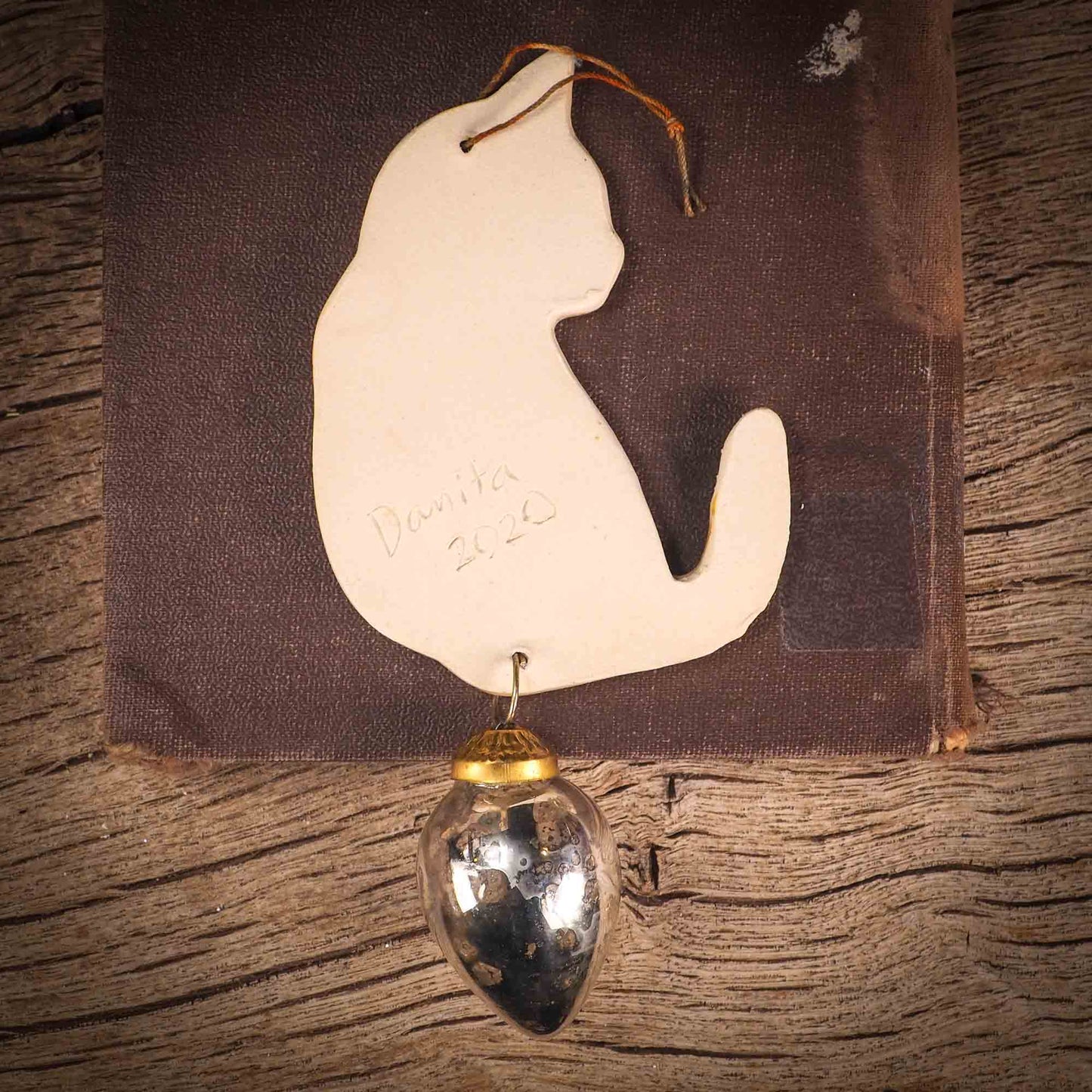 HOLIDAY CAT ORNAMENT #02