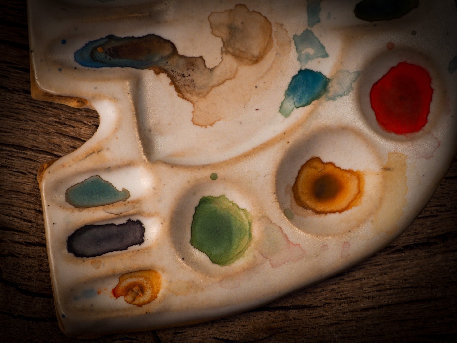 Each artist paint glazed ceramic palette by Idania Salcido, the artist behind Danita Art, is hand sculpted and fired with paint and scratch resistant glazes and with enough paint wells to keep and mix colors at ease. Acrylics, Oils and watercolors can be used, perfect for any medium! Clean with water or mineral spirits.