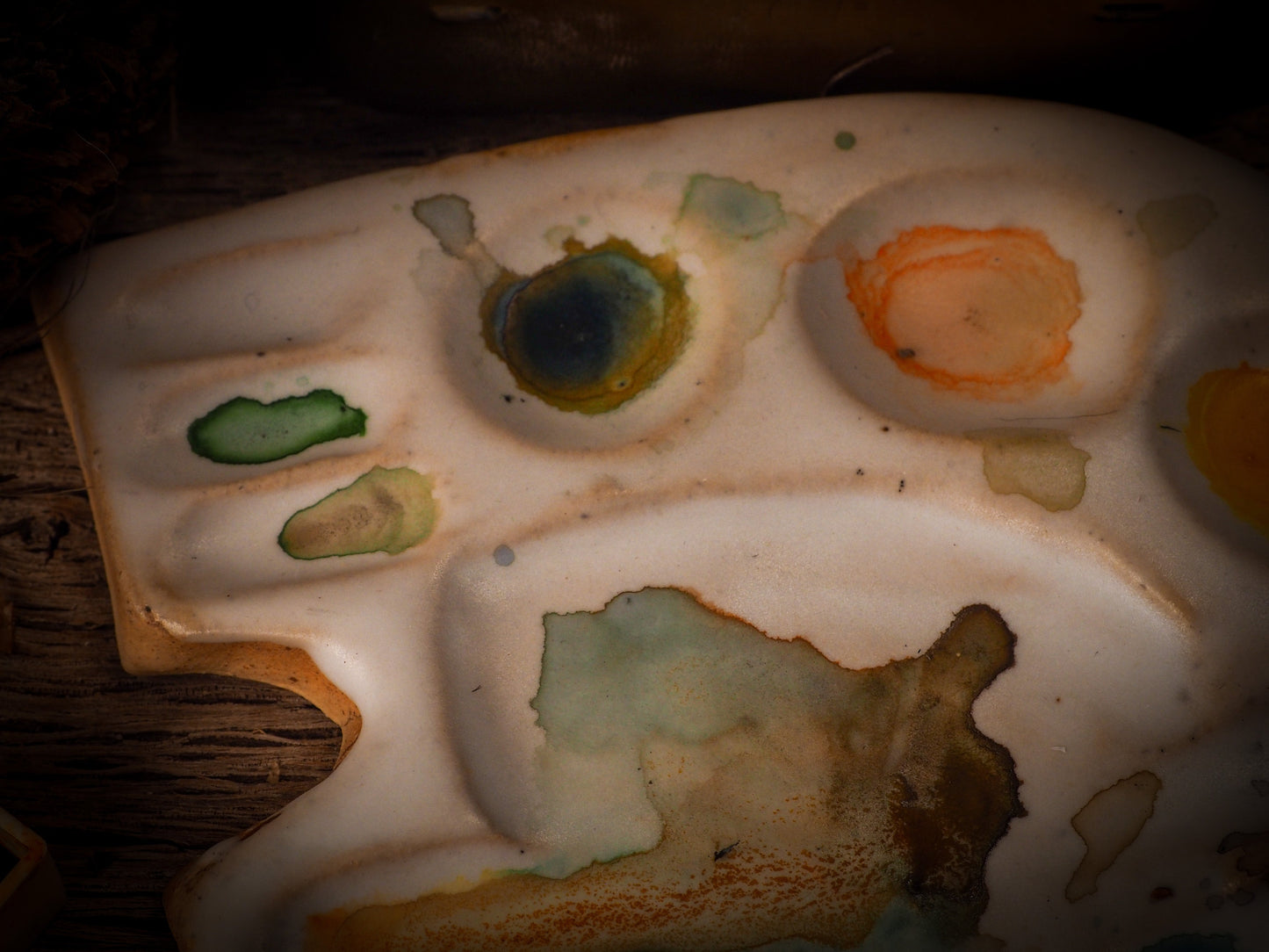 Each artist paint glazed ceramic palette by Idania Salcido, the artist behind Danita Art, is hand sculpted and fired with paint and scratch resistant glazes and with enough paint wells to keep and mix colors at ease. Acrylics, Oils and watercolors can be used, perfect for any medium! Clean with water or mineral spirits.